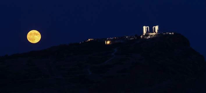 Μαγεύει το τελευταίο φεγγάρι του καλοκαιριού (εικόνες)